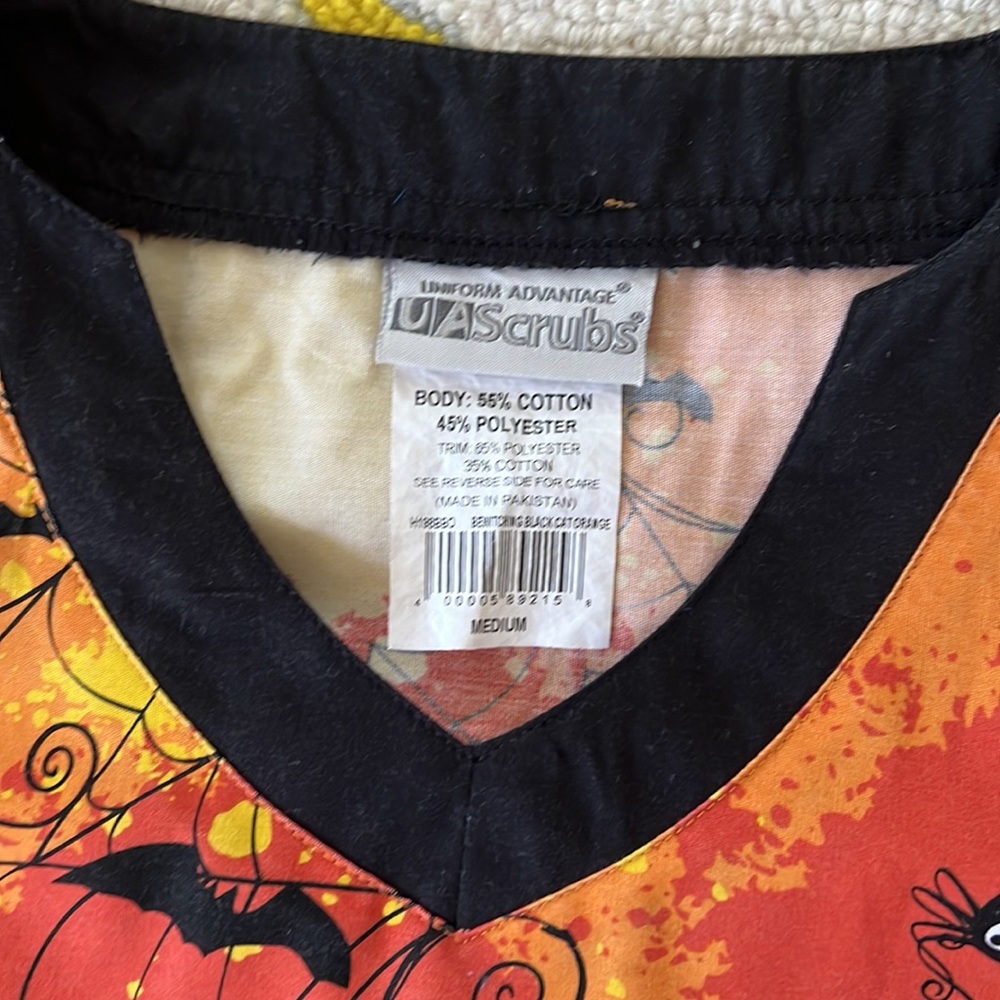 Halloween Scrub Top. Sz M - Picture 6 of 7